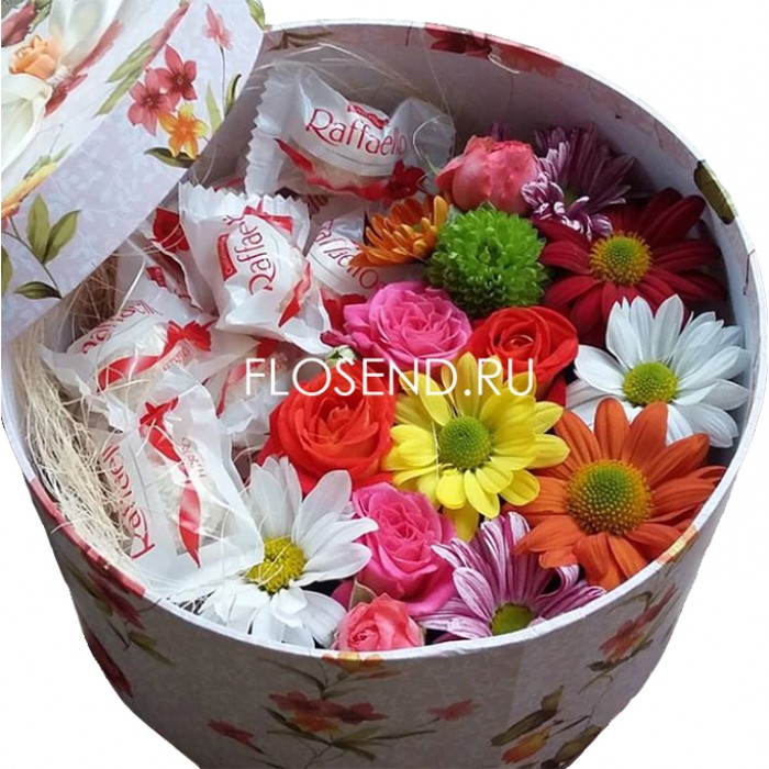 Хризантема, розы кения и раффаэлло в коробке